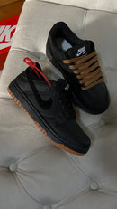 DUNK SB PRETO-PRETO/CARAMELO