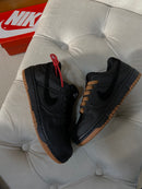 DUNK SB PRETO-PRETO/CARAMELO